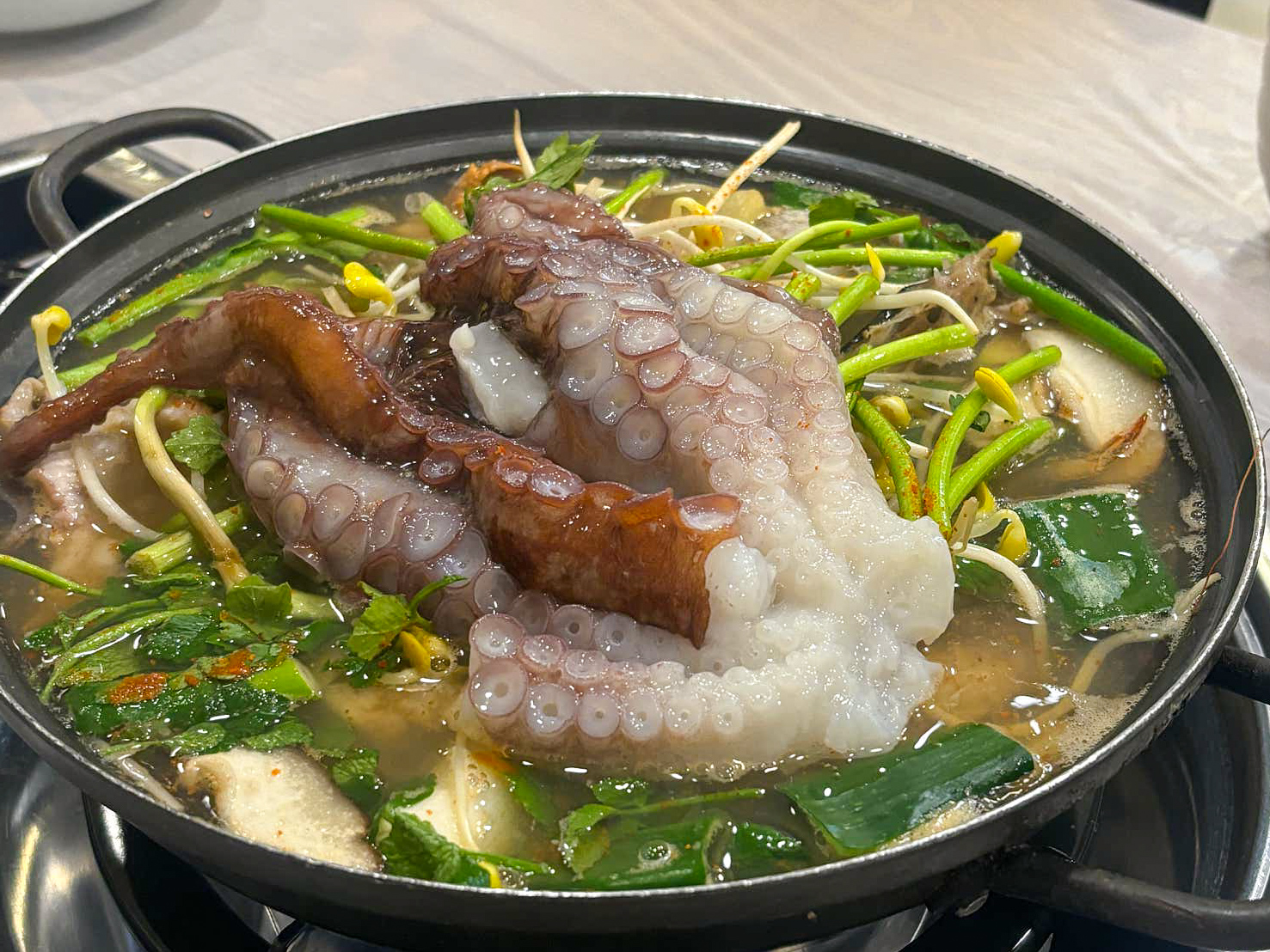 백반기행 삼척 일품해물탕 문어해물탕이 냄비에서 끓고 있는 사진