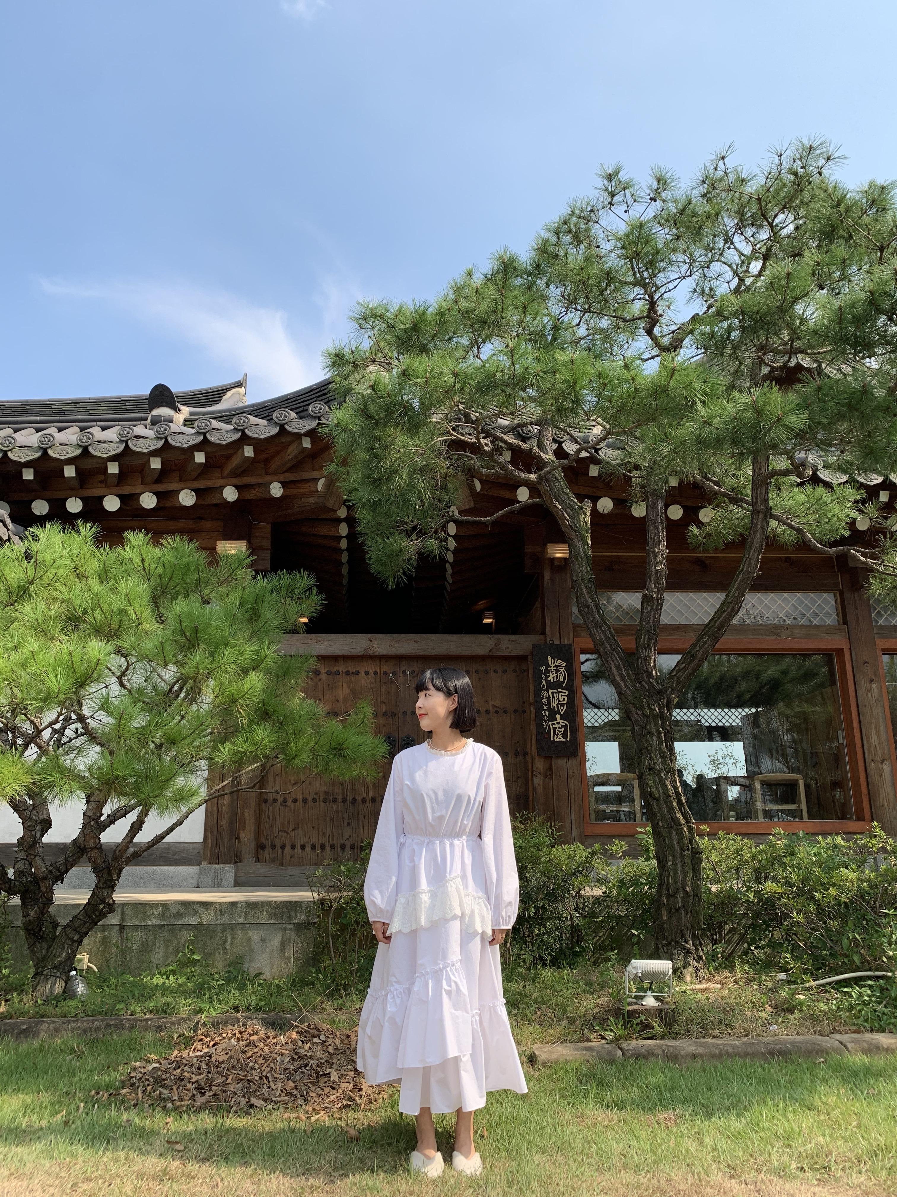  남자가 추천하는 데이트할 때 입기 좋은 20대 여자 옷 화이트 캉캉 셔링 레이스 원피스