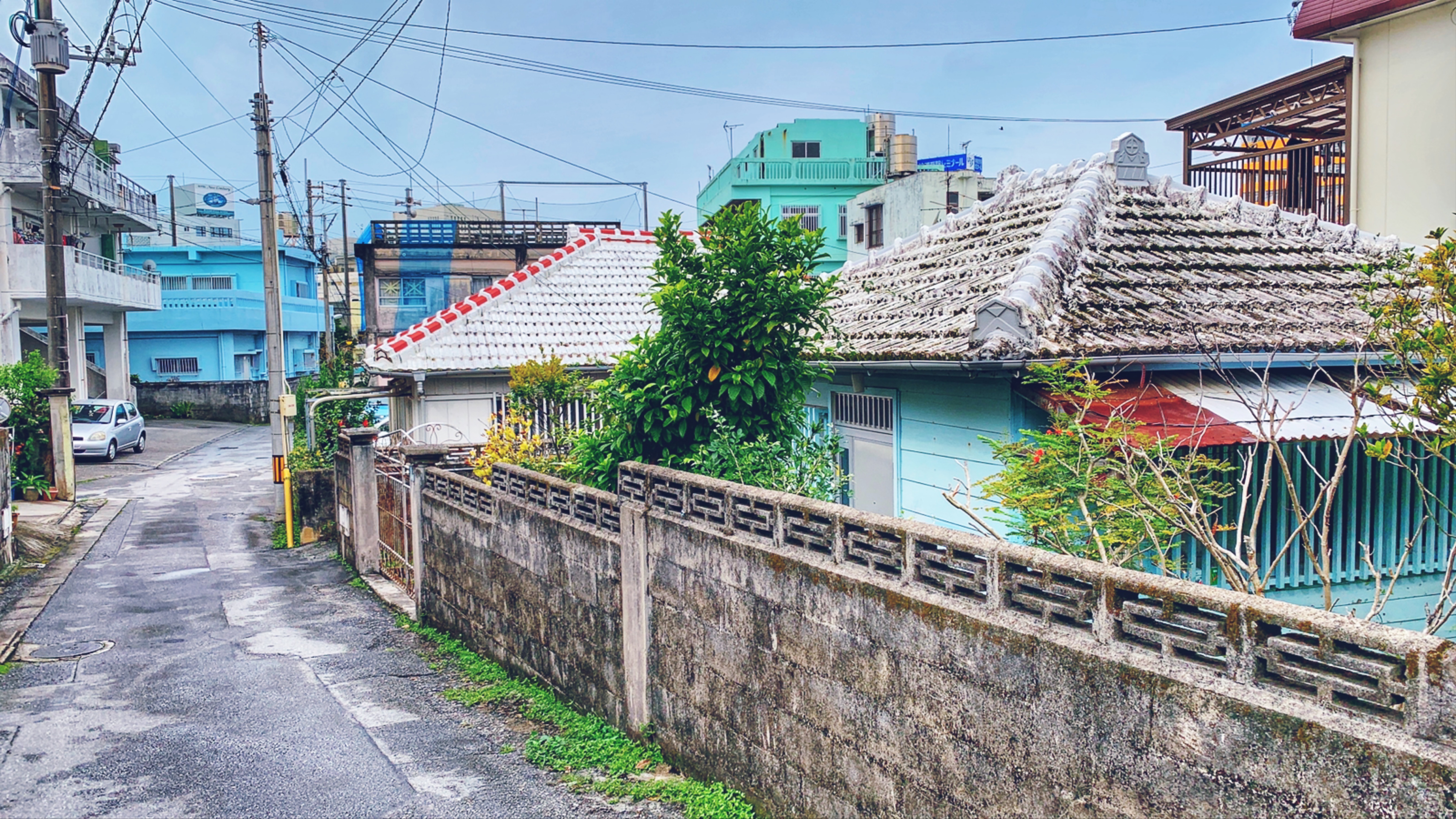 瓦屋と狭い路地からの風景