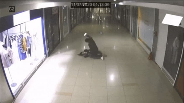  지하상가 폭행 연인 관계 20대여성 스마트폰 안보여준다 폭행 부산 데이트폭력  cctv 영상유포