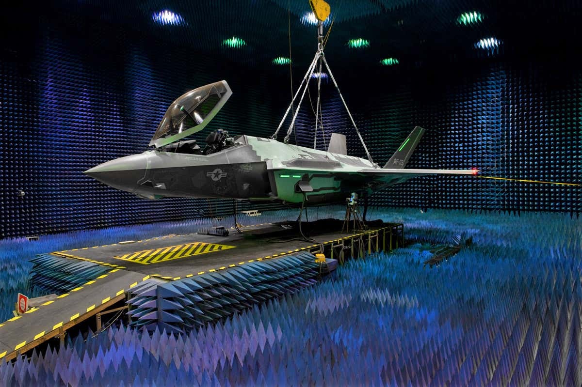F-35가 무반향실에서 전자기 시험을 수행하고 있는 모습