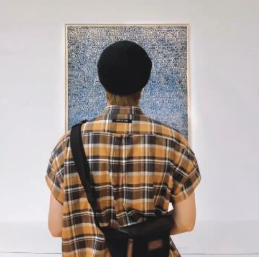 김환기작품 감상하는 방탄소년단 RM