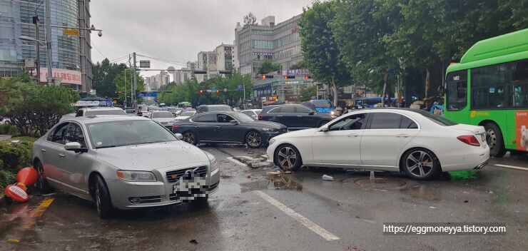 전날 물난리를 겪은 대치역사거리의 다음날 현장 모습