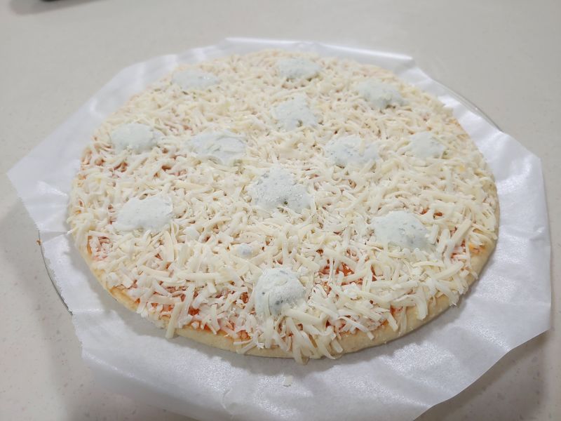 콰트로 포르마지 피자 조리전 근접 사진