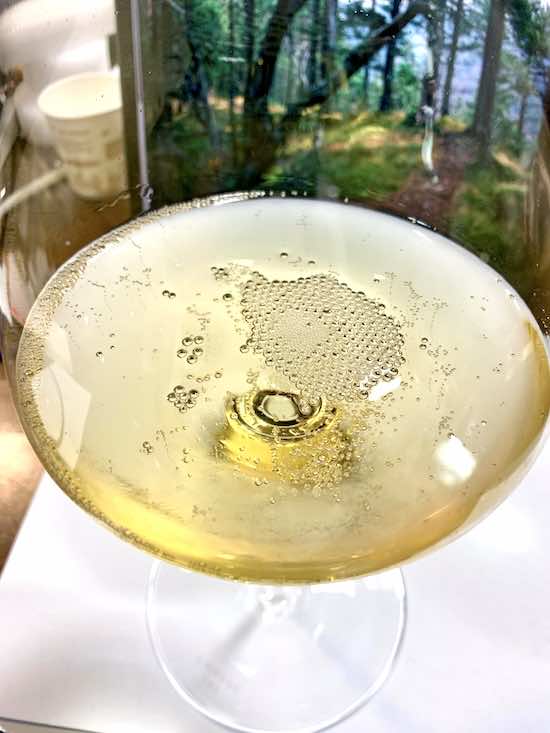 Champagne Georges de la Chapelle Cuvee Nostalgie Brut) NV의 색
