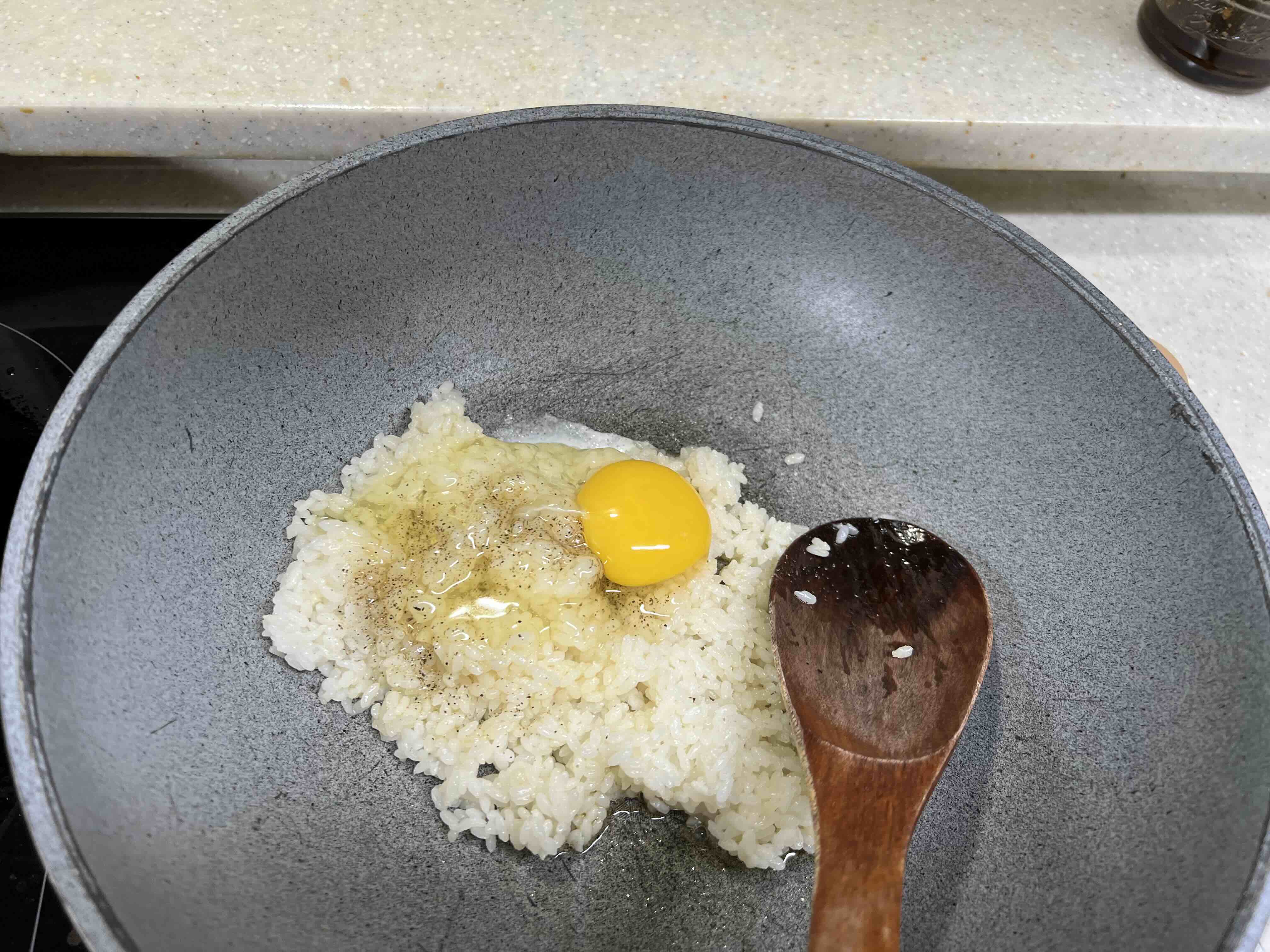 밥위에 후추가루와 소금을 넣고 계란을 넣어준모습