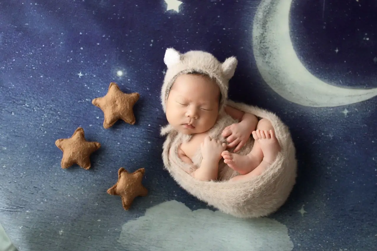 파란바탕 우측 상단 달 좌측 중앙 별 3개 가운데 천에 싸여 잠든 아기