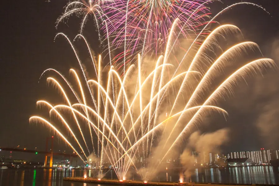 와코토 대교와 불꽃의 콜라보는 압권 「쿠키노우미 불꽃 축제」