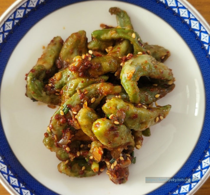 고추찜은
매콤하면서도 감칠맛이 나는 반찬으로,
만들기 간단하면서도
밥과 잘 어울리는 요리입니다.