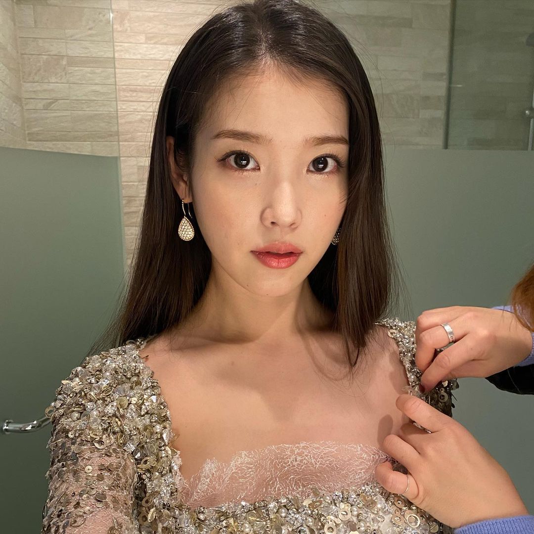  아이유 2021 골든디스크 대상 수상 인스타그램 사진