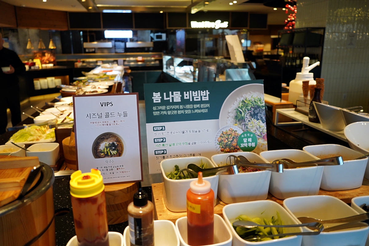 빕스 막국수와 봄 나물 비빔밥 코너