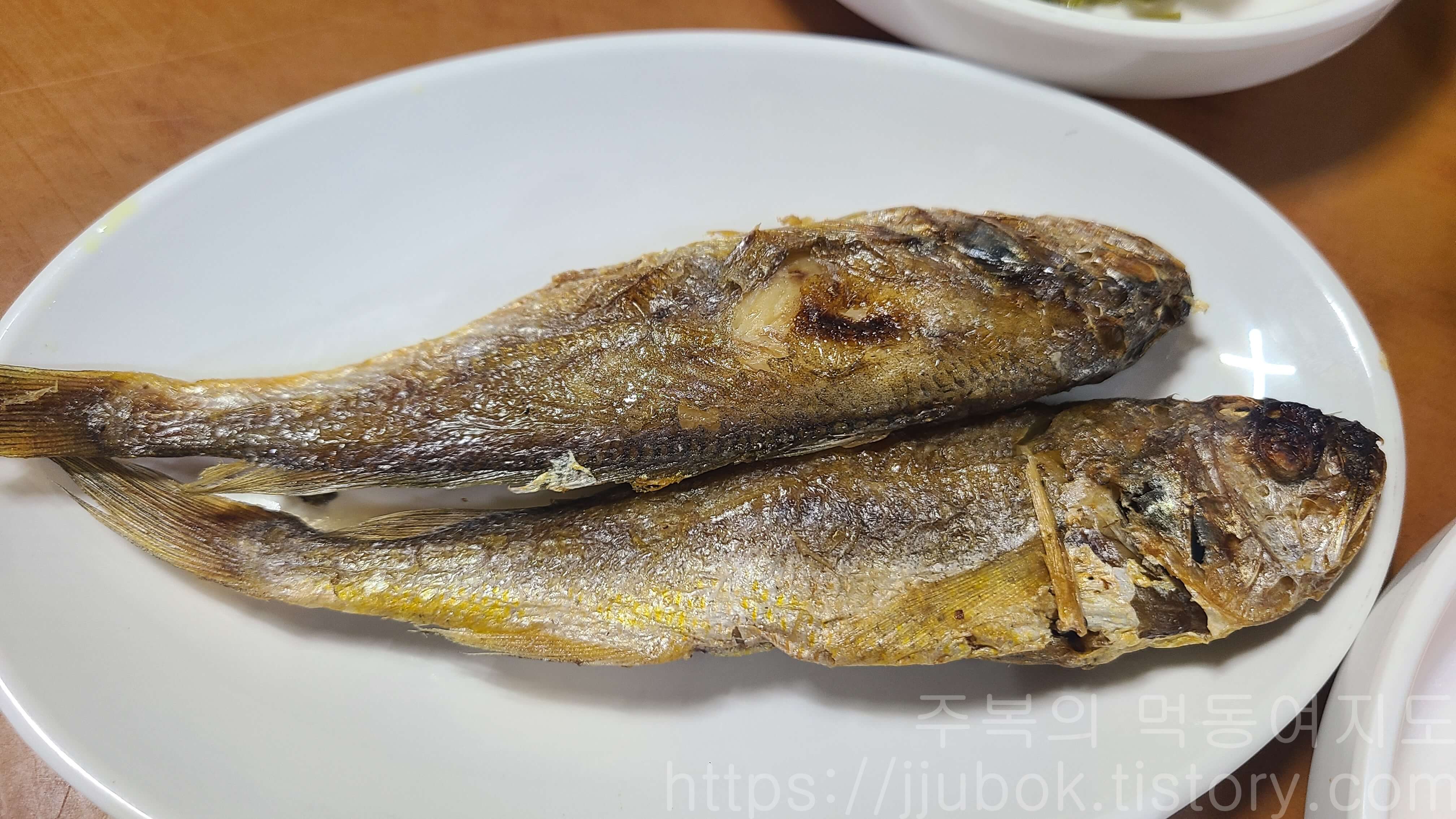 부흥기사식당-밑반찬-생선-튀김
