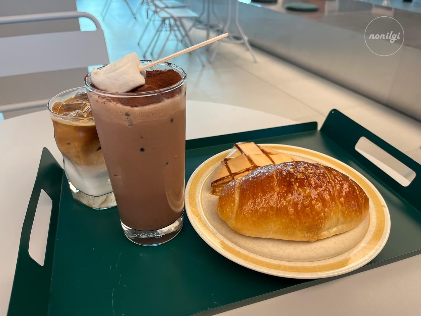 카페-두운리-음료와-빵