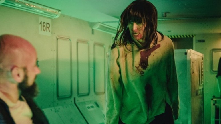 좀비가 있는 <넷플릭스 공포영화 추천> [영화 리뷰] 블러드레드 스카이 리뷰_이 안에 7