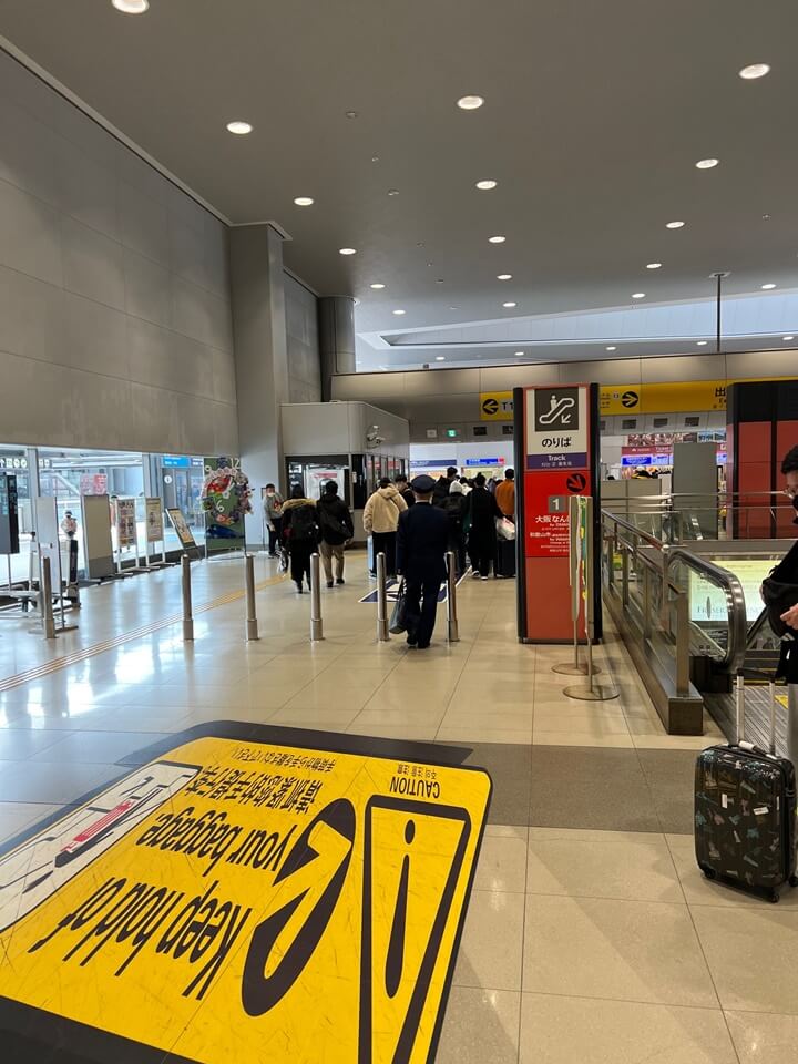 간사이공항-난카이-특급-라피트-플랫폼-계단으로-가는길
