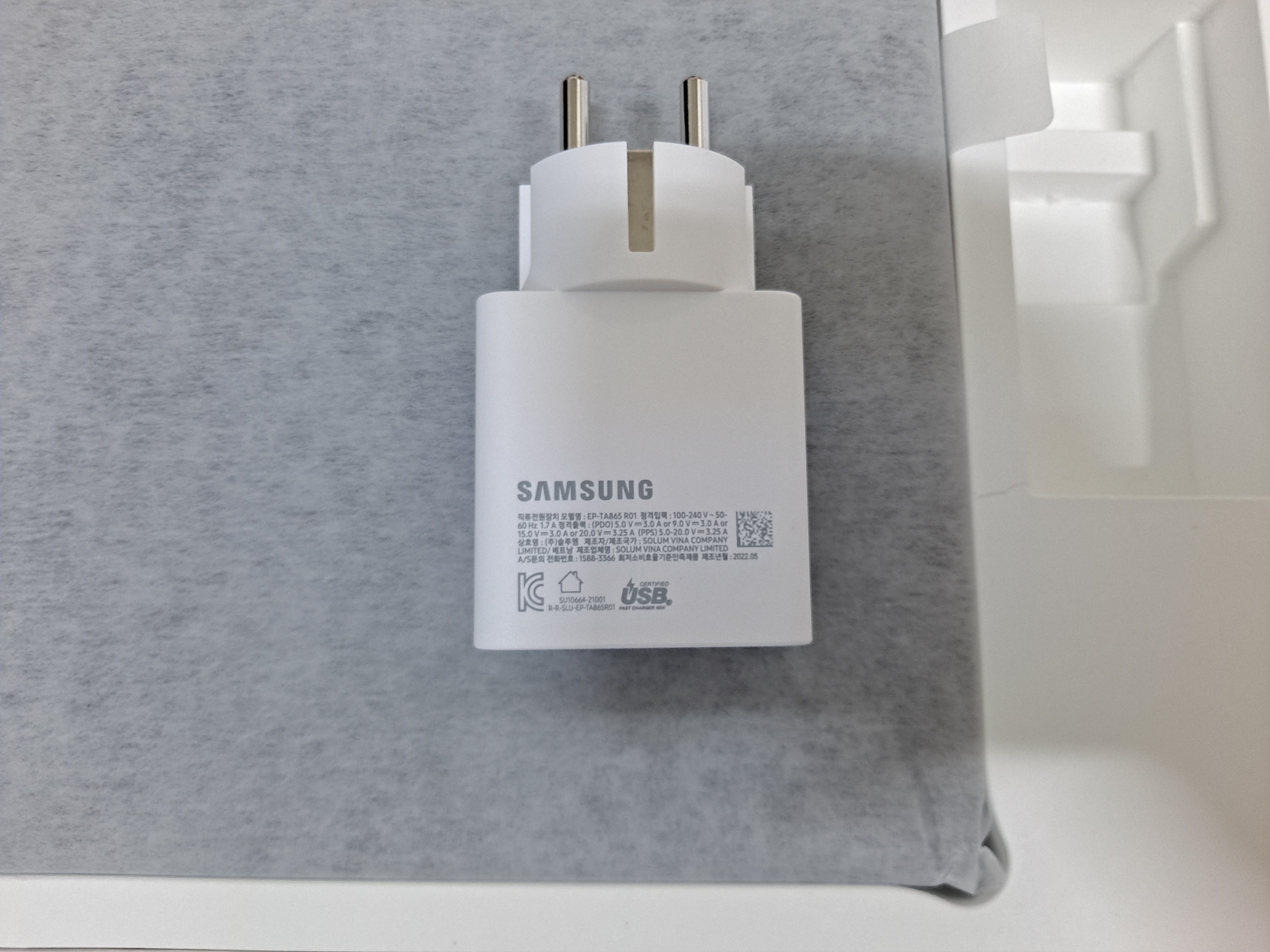 충전기 후면 모습

SAMSUNG
직류전원장치 모델명: EP-TA865 R01
정격입력: 100-240V ~ 50-60Hz 1.7A
정격출력: (PDO) 5.0V-3.0A or 9.0V-3.0A or 15.0V-3.0A or 20.0V-3.25A (PPS) 5.0-20.0V - 3.25A
상호명: (주)솔루엠
제조자/제조국가: SOLUM VINA COMPANY LIMITED / 베트남
제조업체명: SOLUM VINA COMPAY LIMITED
A/S문의 전화번호: 1588-3366
최저소비효율기준만족제품
제조년월: 2022.05

(QR코드)

(KC인증로고)
(한국산업기술시험원 인증로고)
SU10664-21001
R-R-SLU-EP-TA865R01
(USB-IF 로고)