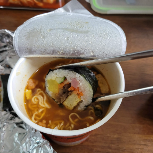 김밥을 컵라면 국물에 찍어먹기