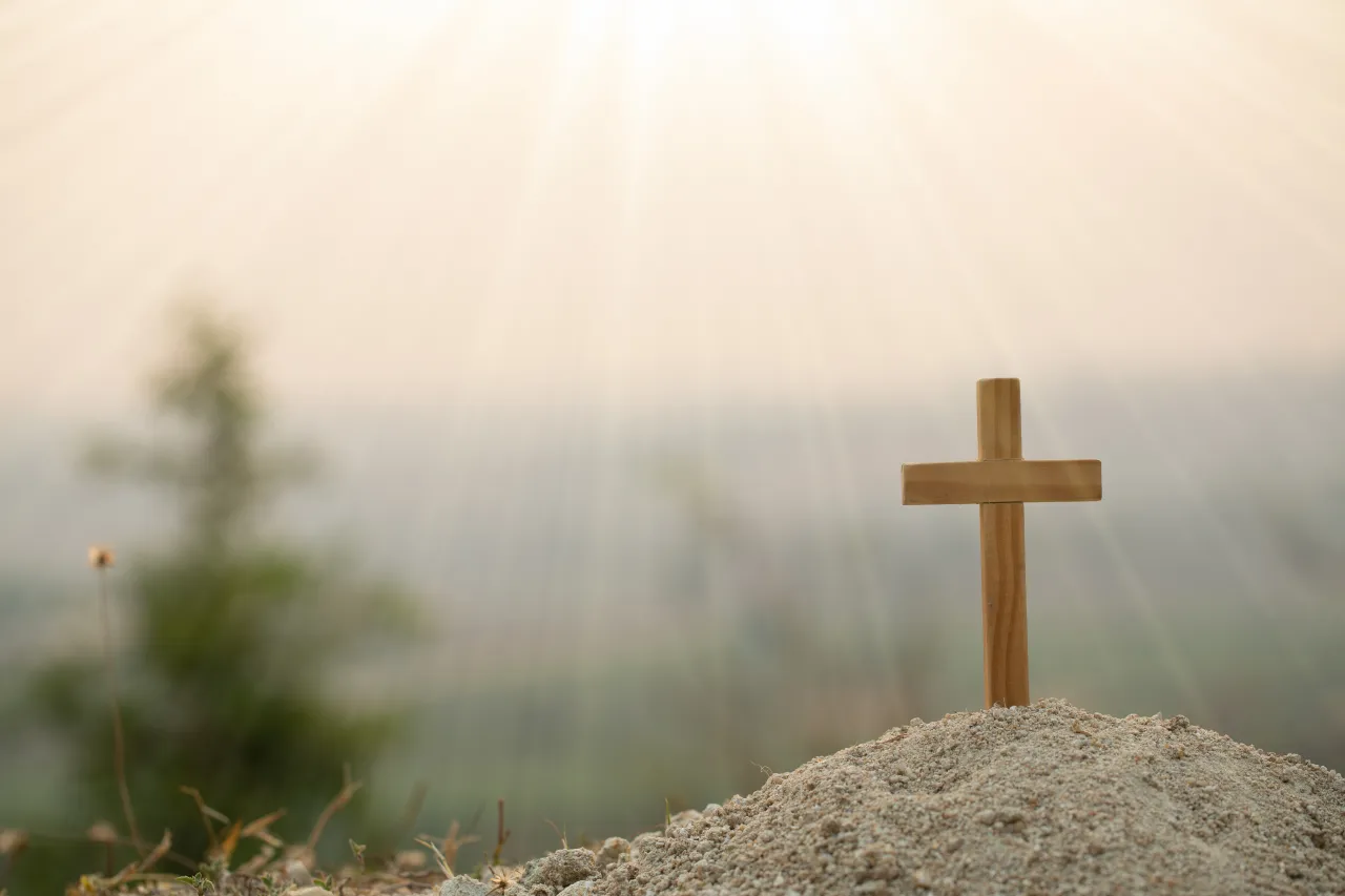 모래성 위에 꽂혀있는 십자가 사진