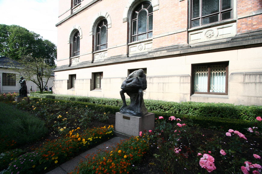 국립 미술관 앞 꽃밭과 조각