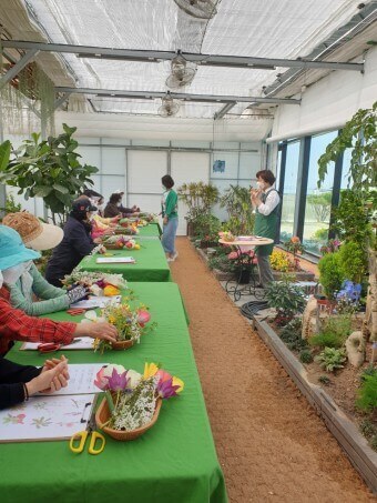 People-are-listening-to-flower-lecture-in-the-farm
