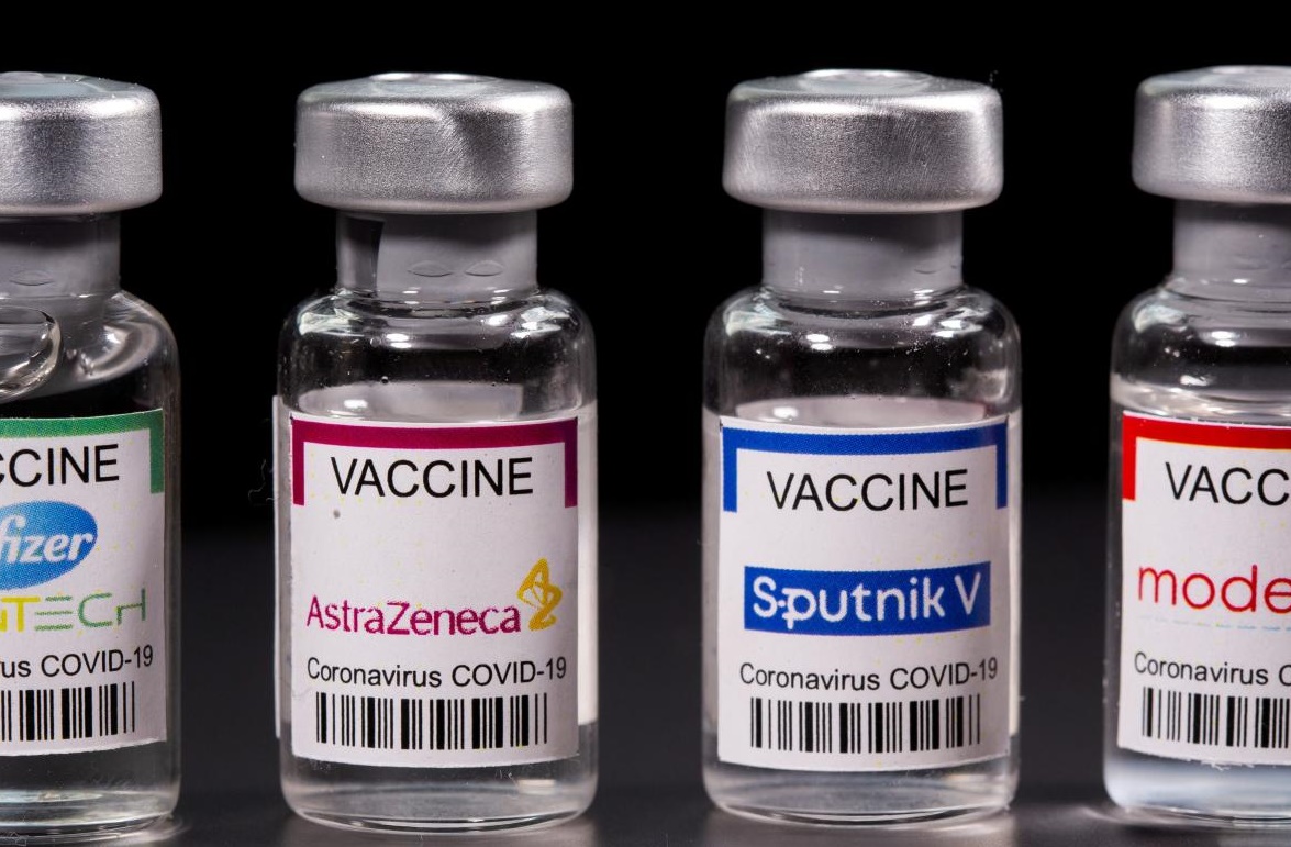 코로나 백신 앰플들을 나열한 모습