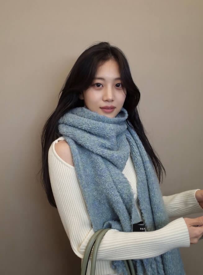 아이보리긴팔티와목토리를착용한-긴머리여성의모습