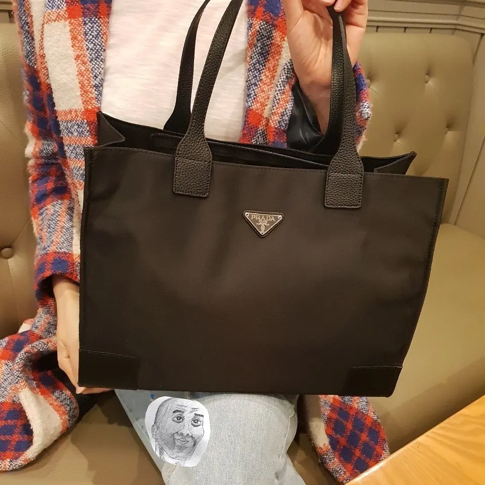  심플하고 세련된 프라다 쇼퍼백 토트백