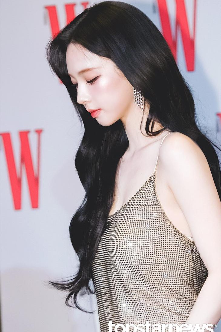 비주얼 뽐내는 골든 드레스 에스파 카리나 움짤 gif