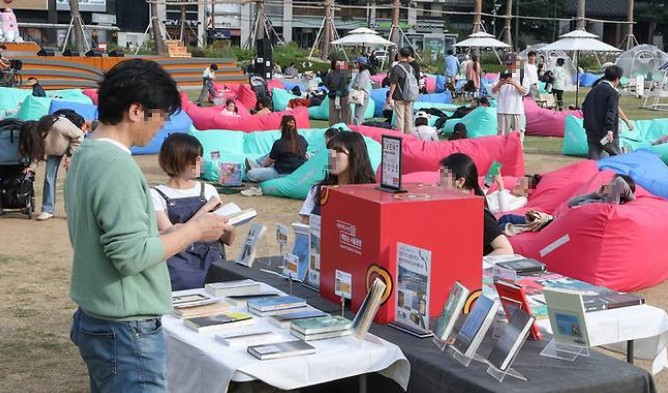 서울야외도서관 책읽는 서울광장 한강 열풍 인증샷