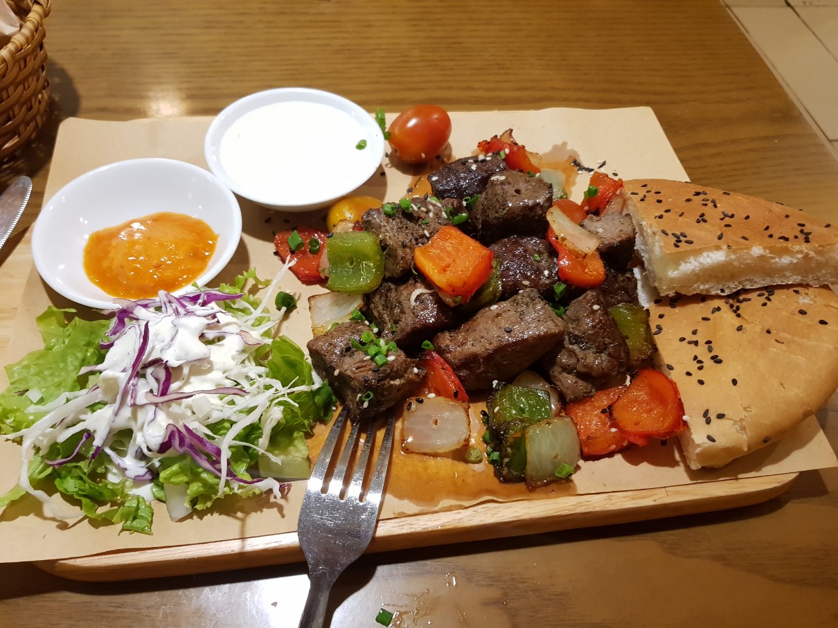 호치민 7군 푸미흥 케밥 맛집 신밧드 케밥 - 그릴에 구운 소고기 꼬치 케밥(Shish Kebab)