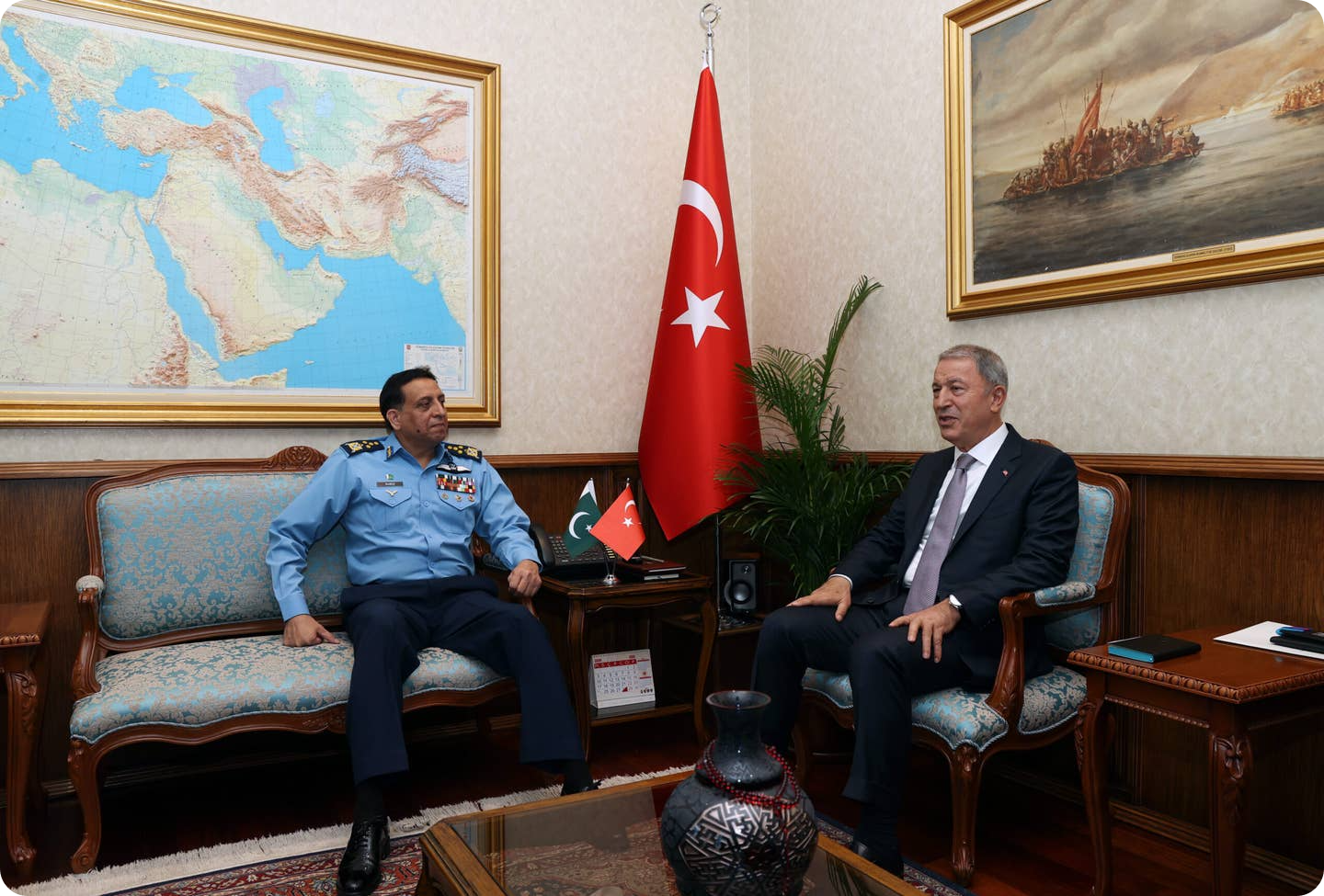 2022년 10월 터키의 앙카라에서 터키 국방 장관과 파키스탄 공군 참모총장이 회담을 갖는 모습