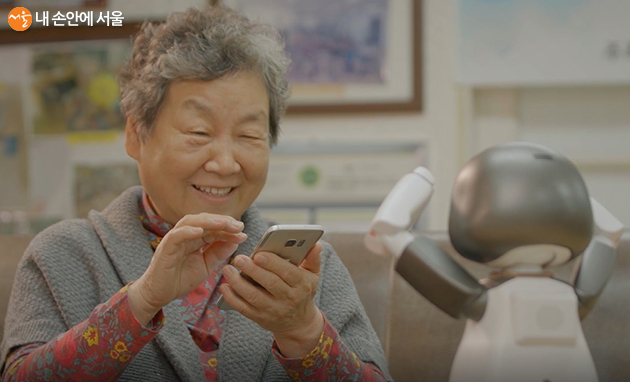 쩔쩔매는 사람들...앞으로 더 심해진다? QR코드, 키오스크 앞에서 4