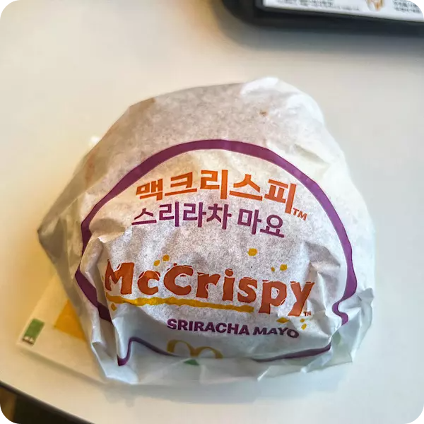 &#39;맥-크리스피-스리라차-마요-버거&#39;-음식-사진-첫-번째