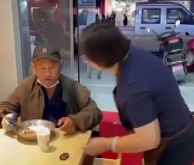 "엄마는 10년 동안 무료 밥차를 운영하셨습니다"시어머니는 돈 벌어서 다 남 좋은 일 시킨다고 엄마를 무시했고 어느 날 기막힌 일이 일어나고 말았습니다.
