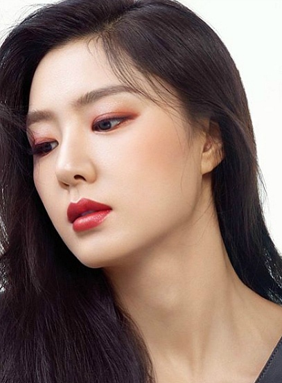  쇼핑몰을 거닐고 있는 서지혜