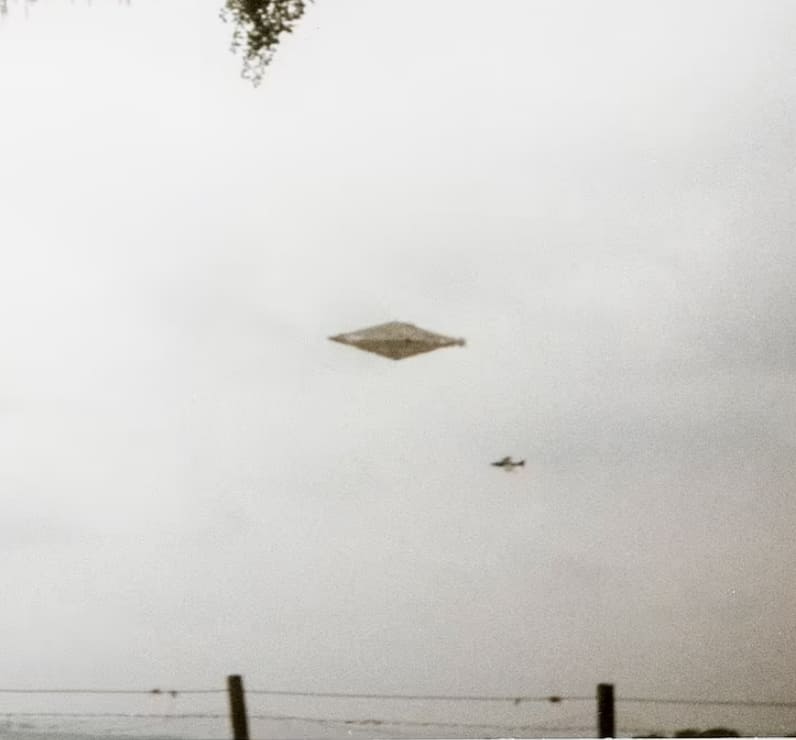 32년만 공개된 UFO... &quot;이젠 말할 수 있다&quot; VIDEO: Revealed after 32 years: The &#39;most spectacular UFO photo ever captured&#39;