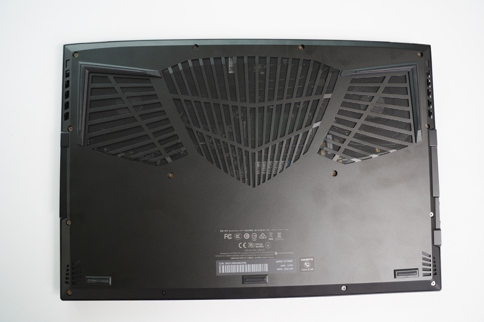 그래픽 작업용 AERO 17 HDR XD 21