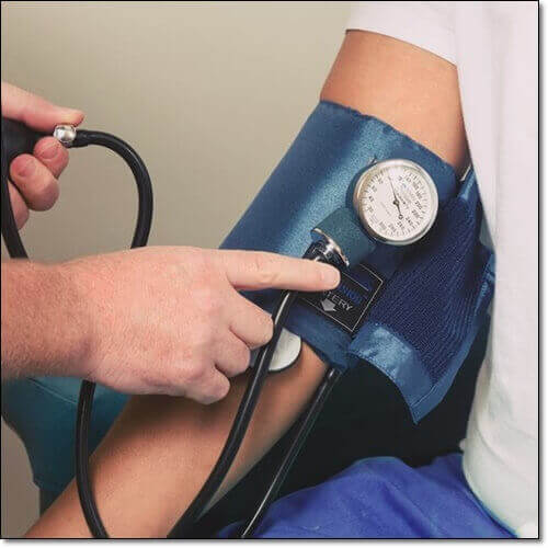 백하수오 심혈관 건강 효과&#44; 혈압 재는 순환기 장애 환자