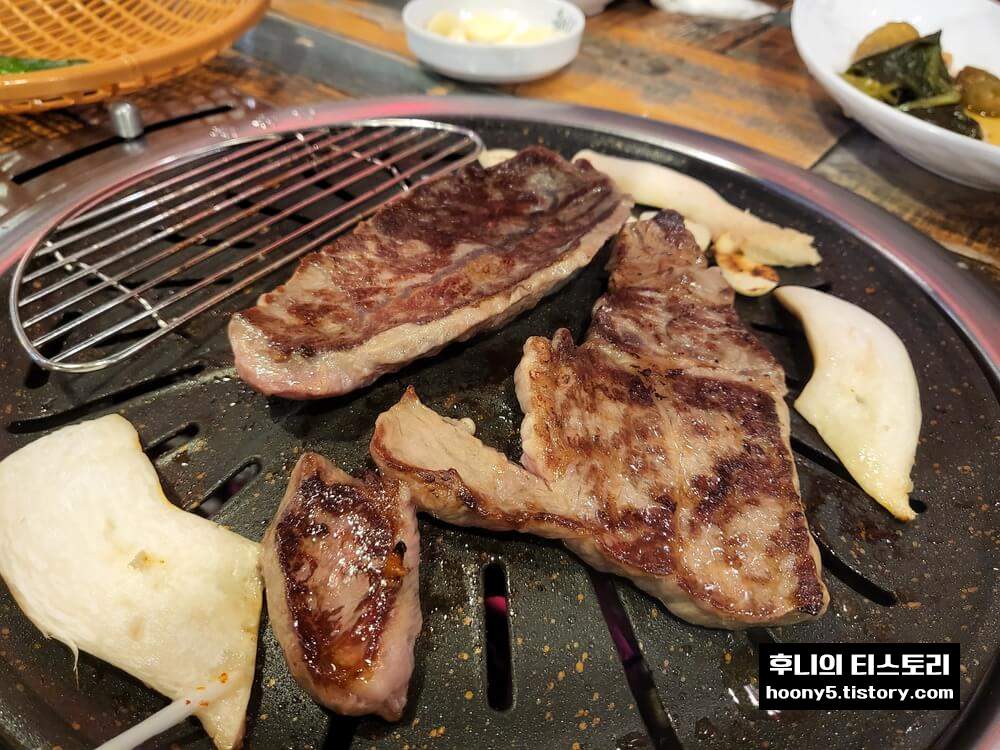 영화네 소 한마리 고기굽는 모습 3