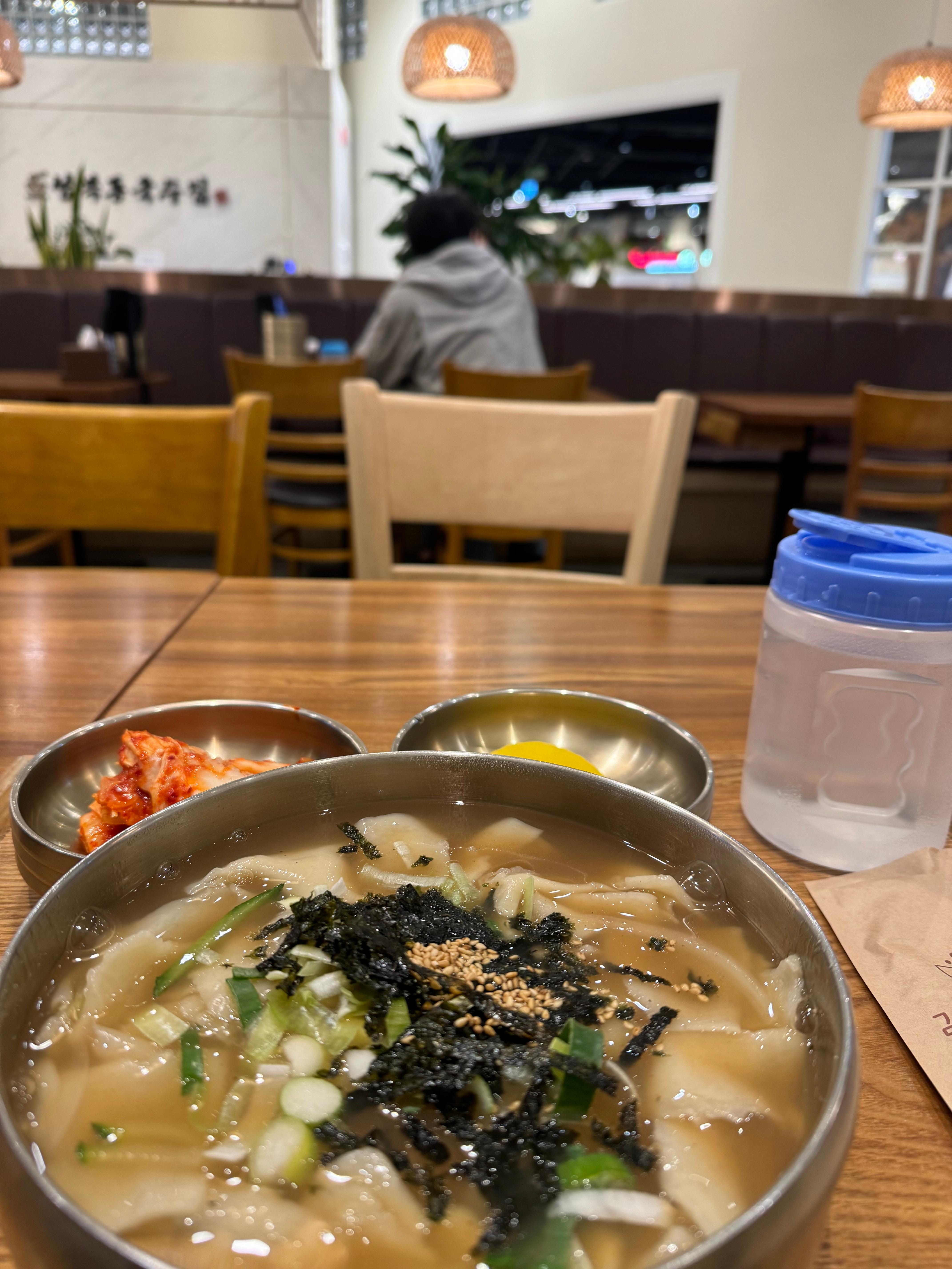 성복동 국수집 수제비 사진. 놋그릇에 정갈하게 세팅되어 있어서 군침이 돈다.