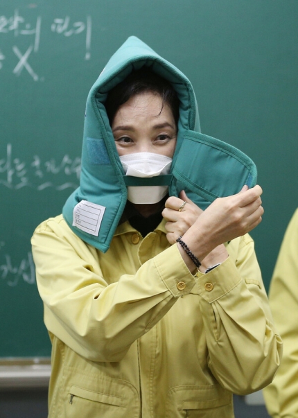  교육부 “수능 예정대로 치를 것”…학생 확진자는 2배 급증