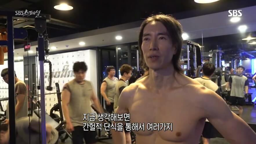 헬스장안에있는-여러남성들의모습