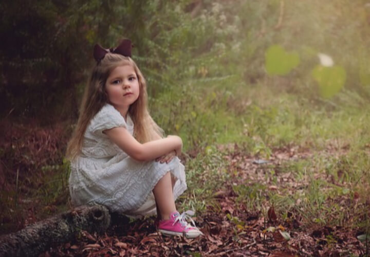 숲속에-앉아있는-여자아이