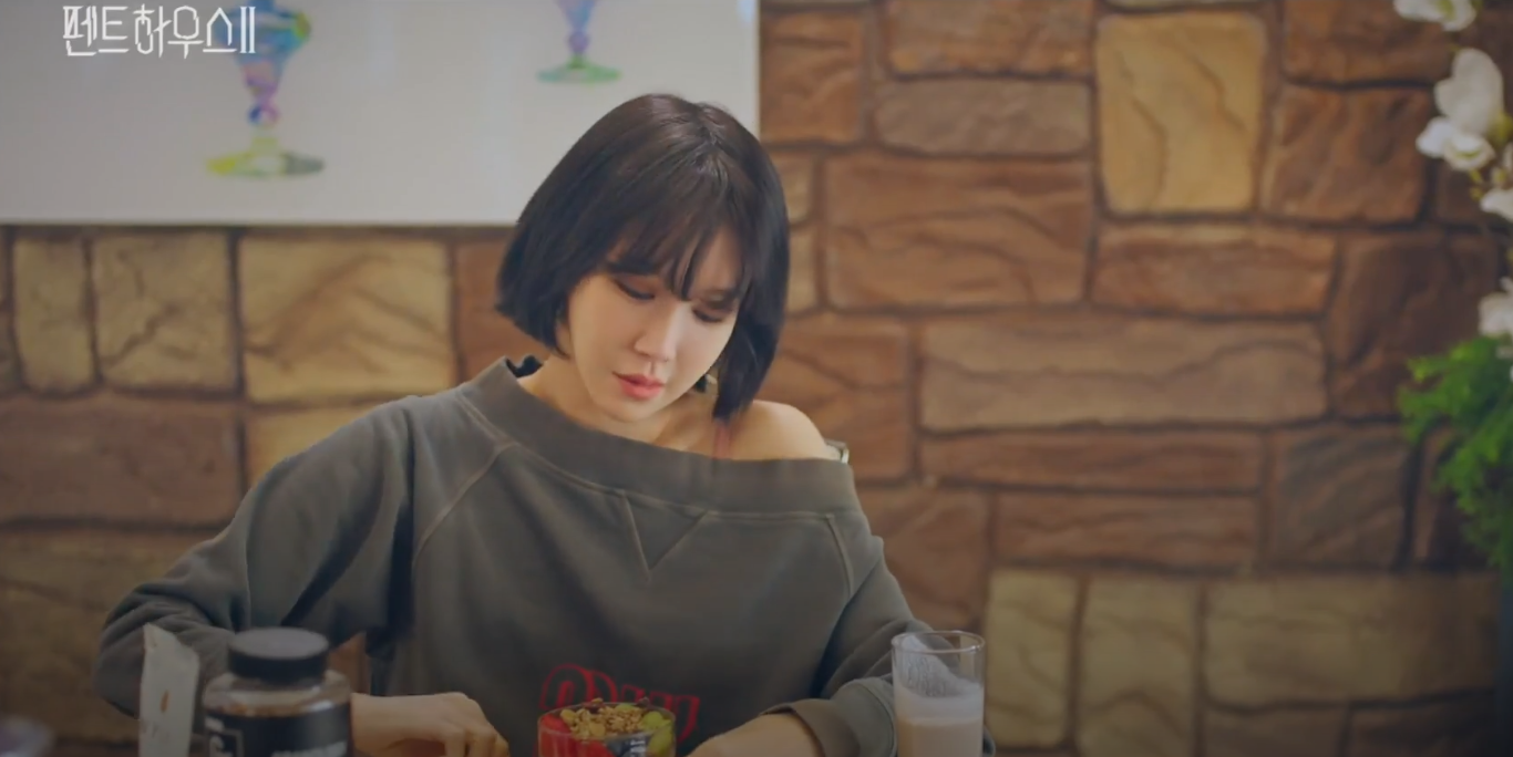  [TV속패션] 펜트하우스 시즌2 7회 이지아 양털 드레스 패션 정보 #펜트하우스 시즌2 7회 이지아 당구장에서 입은 옷 어디꺼? 가격은?