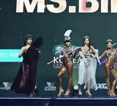  2022 머슬매니아 민폐녀.gif