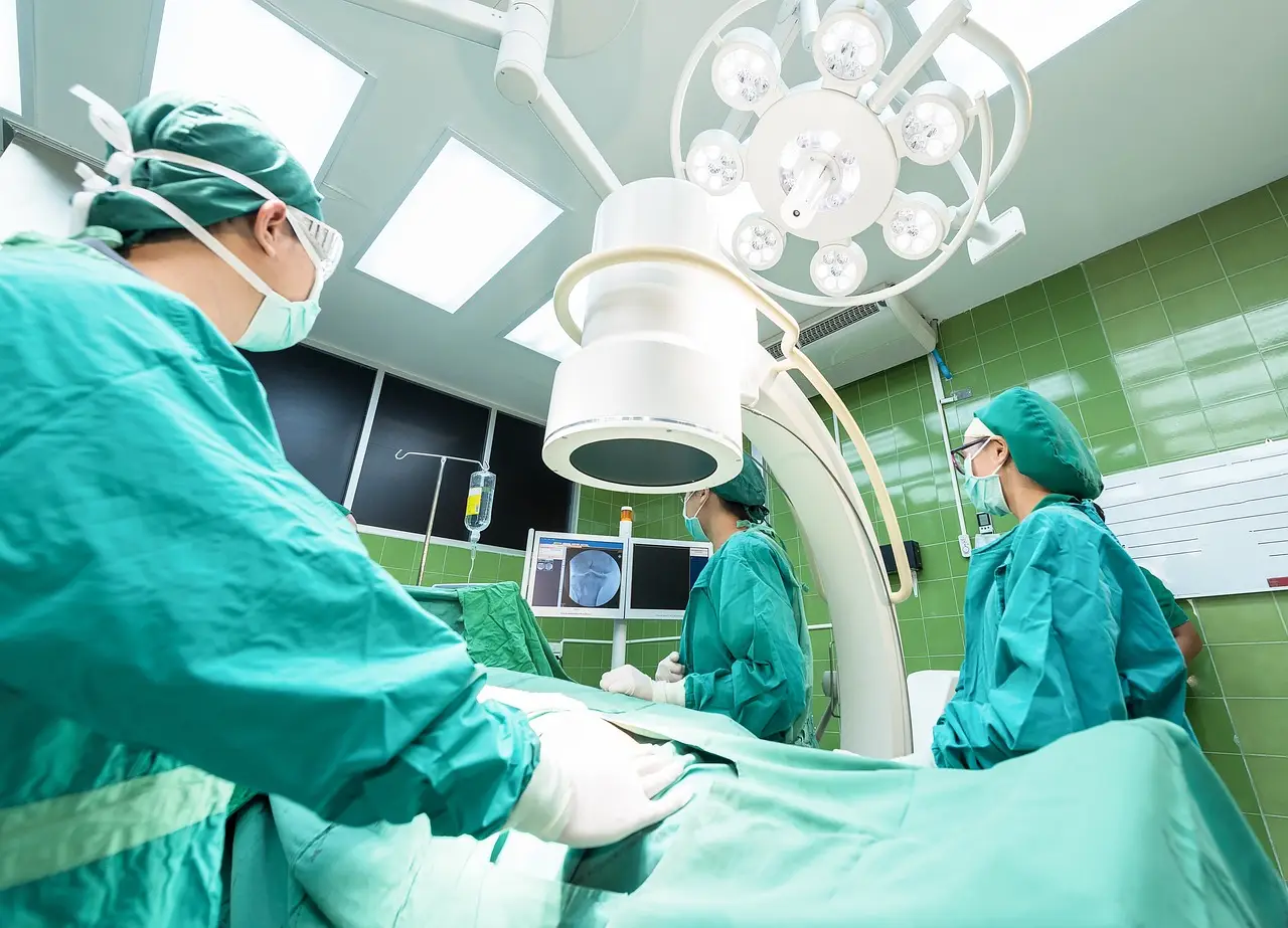 응급실-초록옷을 입은 의사 3명이 컴퓨터를 보면 수술하고 있는 모습