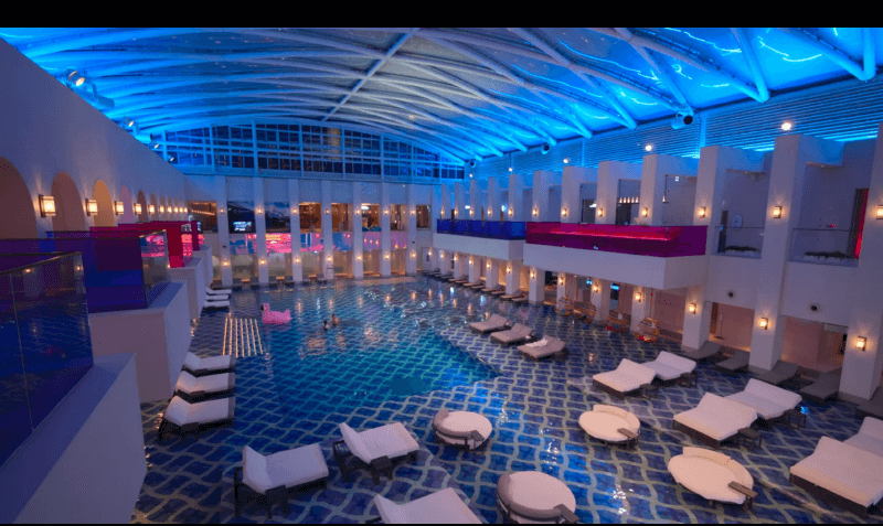 넷플릭스 솔로지옥2 임민수와 김진영의 천국도에서 수영장데이트(출처: 넷플릭스)