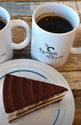 생생정보 두집살림 동해 한달 살기 바다 앞 숙소 근처 생선구이 나베 맛집 어향 동해시청 문화예술과 등대그집 기념품점 문화팩토리 덕장카페 무릉별유천지 