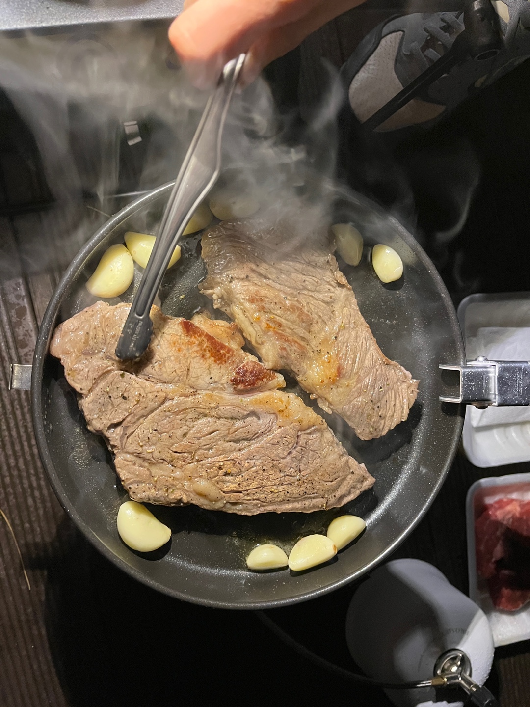 호명산 잣나무숲속 캠핑장 - 백패킹하면서 고기를 구워먹을 수 있어요.