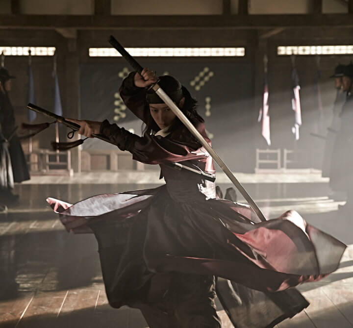 영화-군도-민란의 시대에서 강동원 배우가 2개의 검을 들고 검무를 추고 있는 장면